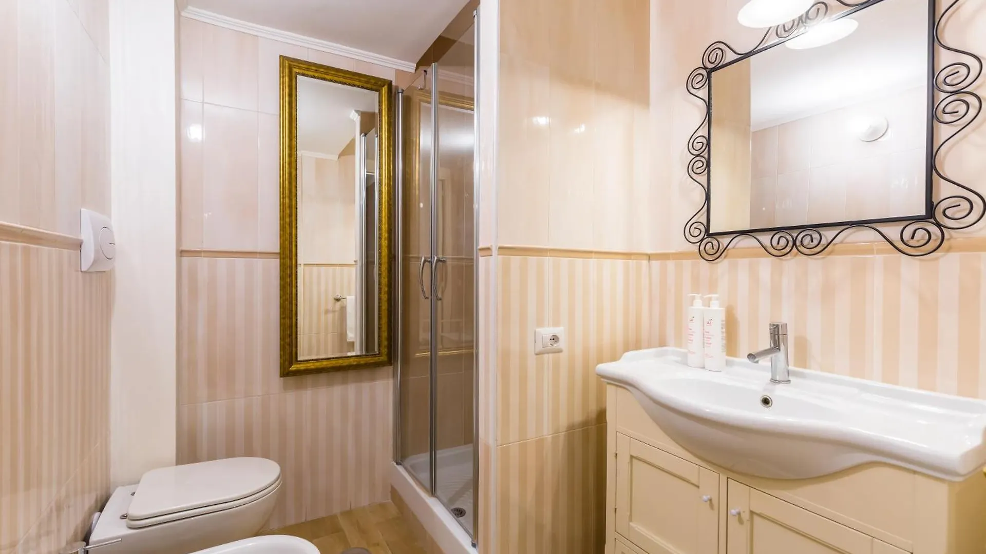 Design Apartment At Spaccanapoli By Wonderful Italy